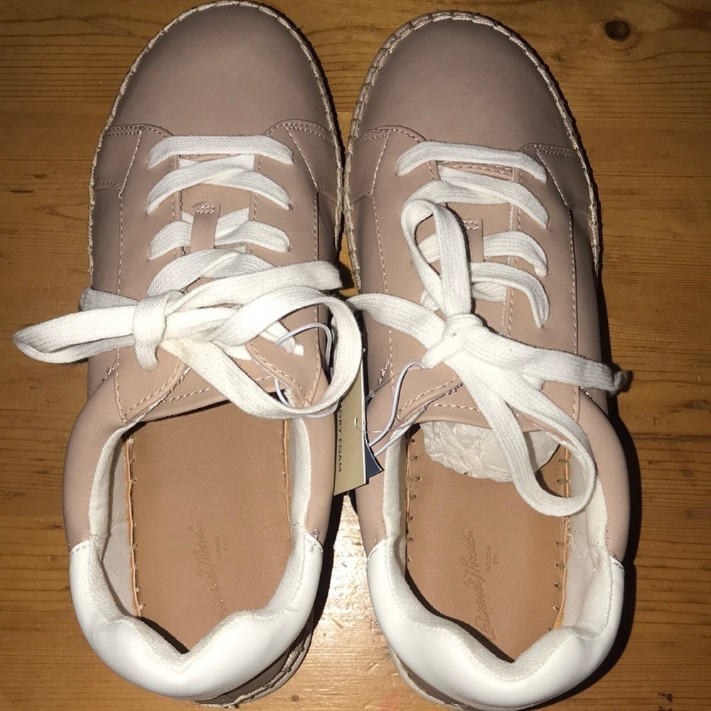Universal Thread Athletic Shoes Tan 7.5 NWT